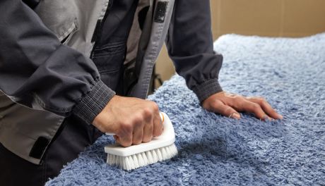 Pranie dywanów krok po kroku – jak przebiega profesjonalna usługa?