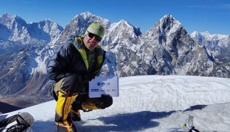 WieszPierwszy Adamski rozpoczyna atak szczytowy na Mount Everest