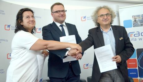 Podpisanie umowy między Portem Lotniczy Radom a Targi Kielce