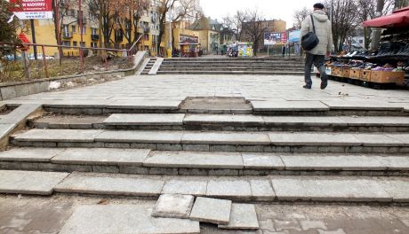 Zdewastowane schodki i chodnik przy ul.Domagalskiego