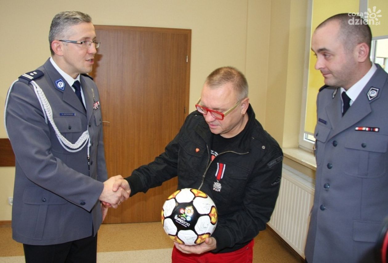 Policjanci wręczyli medal Jurkowi Owsiakowi