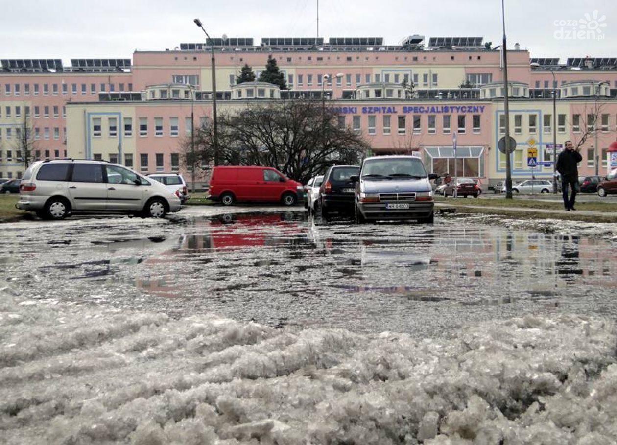 Przed radomskim szpitalem - to parking czy jezioro?