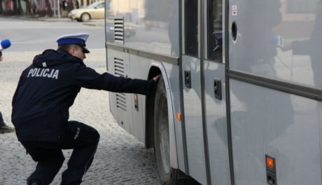 Policjanci uniemożliwili wyjazd dzieci, autokary były niesprawne