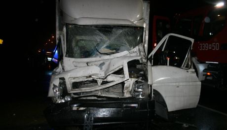 Groźny wypadek pod Radomiem. Bus wjechał w TIR-a!